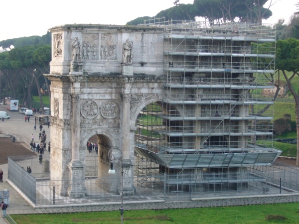 arc de Constantin Colisée à Rome