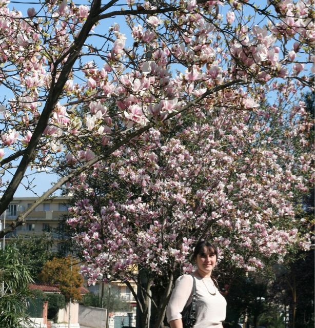 mode look frais et féminin au milieu des magnolias d'Antibes
