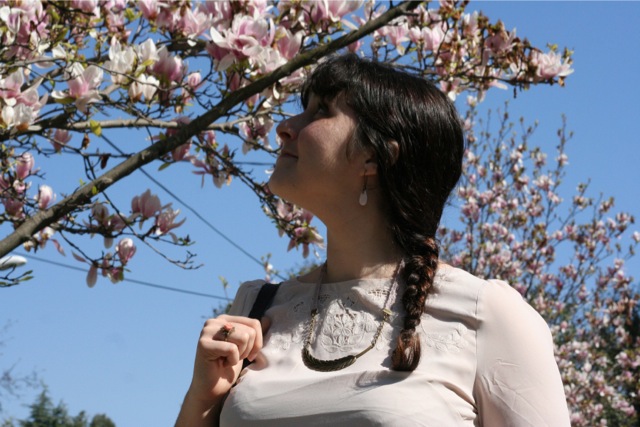 bijoux fantaisie mode look frais et féminin au milieu des magnolias d'Antibes