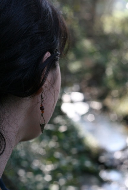 Look mode dans la forêt de la Valmasque à Antibes Boucles d'oreilles aztèque Divine et Féminine
