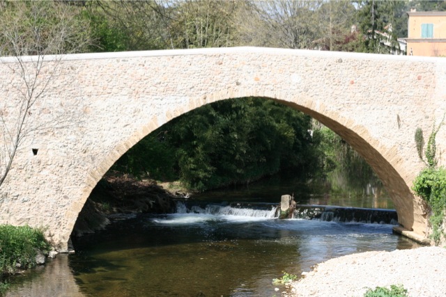 Pont devant le village de Biot