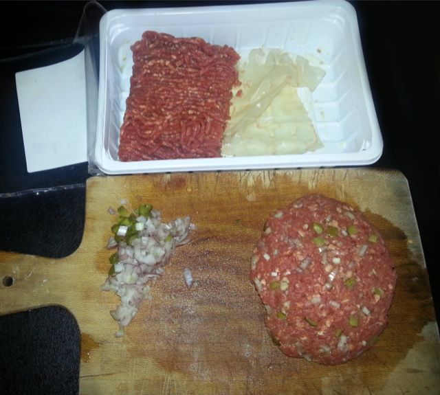 Préparation de la viande pour une recette de hamburger.
