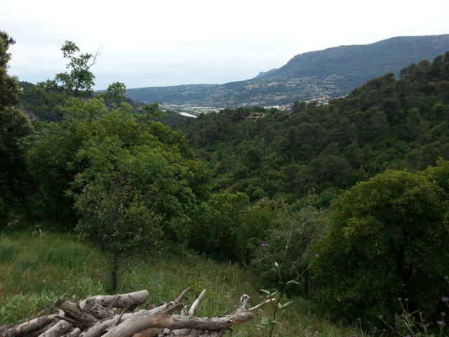 Panorama sur Gattières vu depuis la randonnée dans le vallon obscur du Donaréo à Nice