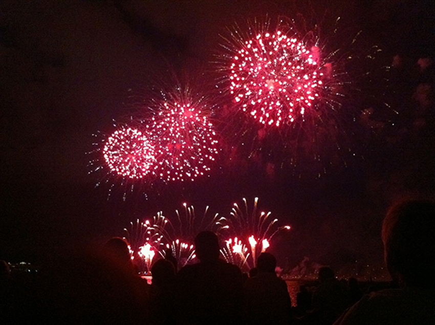 feux d'artifices de l'été sur la baie de Cannes pour le festival pyromélodique