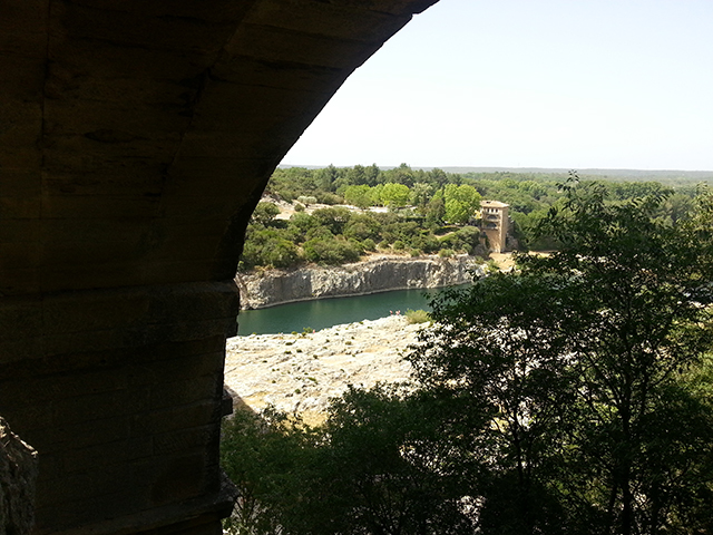 Vue sous un arche du pont du Gard