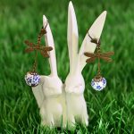 Boucles d'oreilles libellule bronze et perles à fleurs bleues par Divine et Féminine.