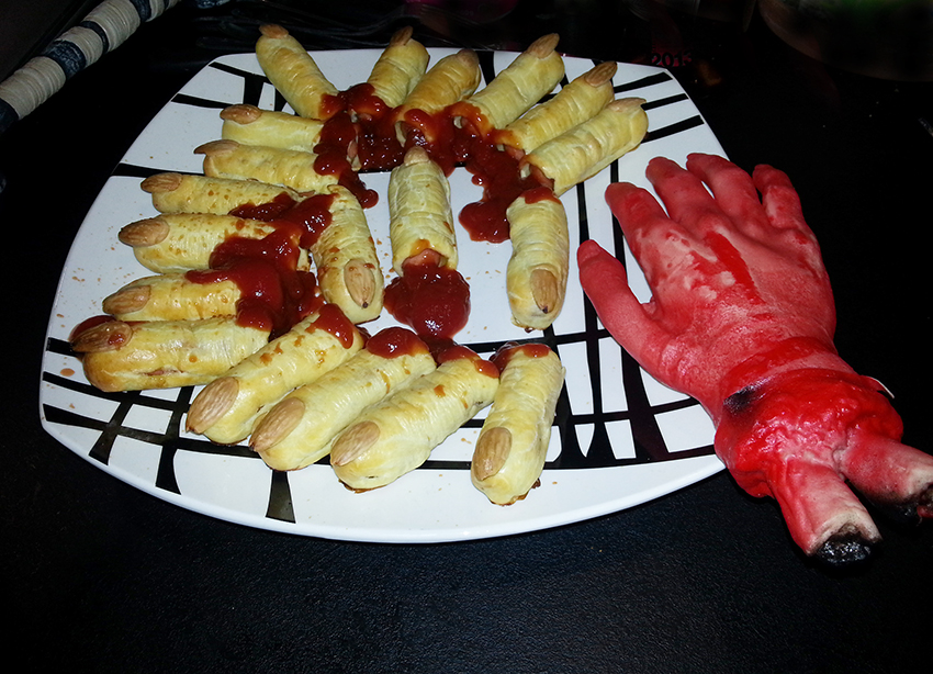Recette Halloween de cuisine, doigts ensanglantés en saucisse et pâte feuilletée