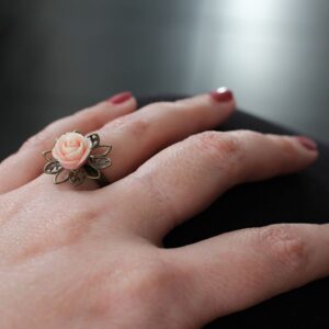 Bague petite rose rose claire et laiton bronze par Divine et Féminine.