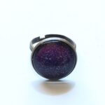 Bague galaxie sous cabochon de verre avec anneau réglable en laiton bronze par Divine et Féminine.
