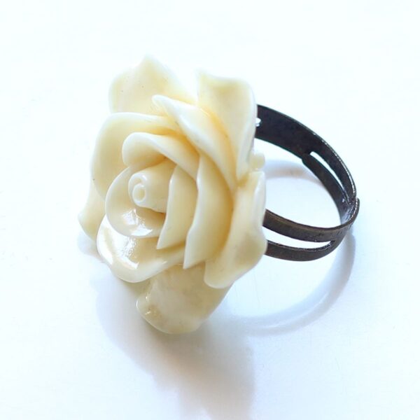 Bague rose blanche réglable, anneau en laiton bronze et fleur en résine, par Divine et Féminine.