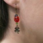 Boucles d'oreilles coccinnelle en verre, perle de cristal et trèfle en bronze symboles de chance et porte-bonheur par Divine et Féminine.