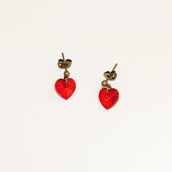 Boucles d'oreilles cœur rouge en verre facetté et fermoirs clous par Divine et Féminine.
