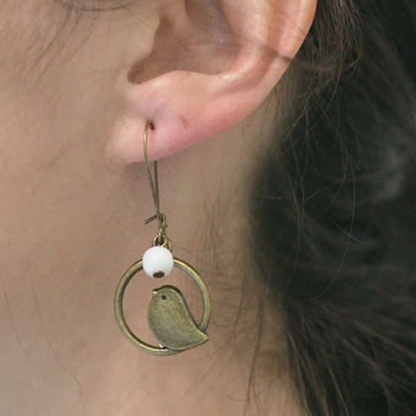 Boucles d'oreilles oiseaux sur cercle bronze et perle blanche nacrée par Divine et Féminine.