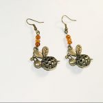 Boucles d'oreilles abeille bronze et perles couleurs miel par Divine et Féminine.
