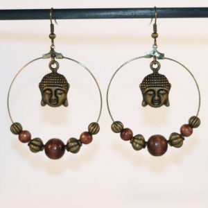 Boucles d'oreilles anneaux créoles bouddha bronze et perles en bois par Divine et Féminine.