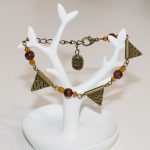 Bracelet d'inspiration aztèque ethnique triangle bronze à motifs par Divine et Féminine.