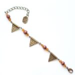 Bracelet triangle aztèque en laiton couleur bronze par Divine et Féminine.
