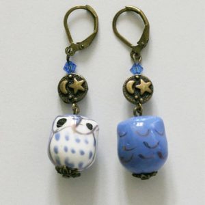 Boucles d'oreille chouette bleu en porcelaine peinte perle de nuit par Divine et Féminine.