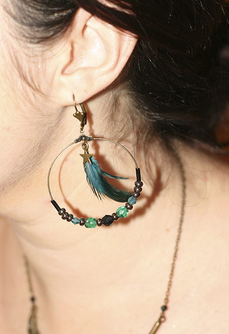 Boucles d'oreilles créoles à plumes couleur bleu canard.