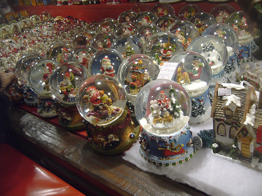 Vendeur de boules à neige sur le marché de Noël de Strasbourg