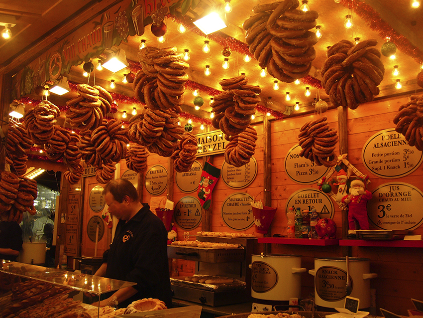 Vendeur de bretzel sur le marché de Noël de Strasbourg