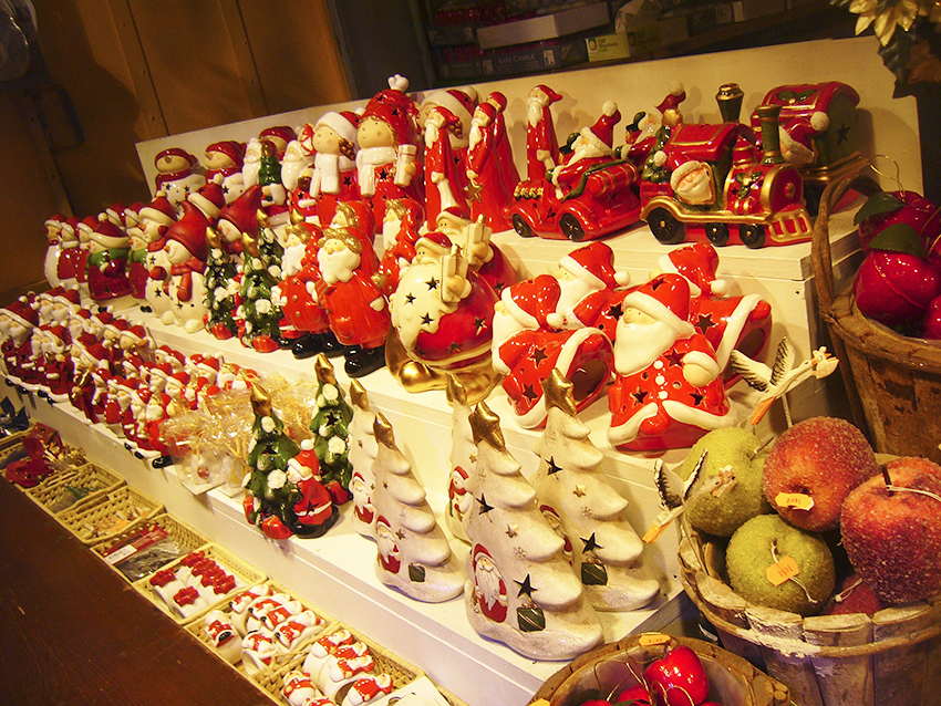 Stand de décorations de Noël sur le marché de Noël de Strasbourg