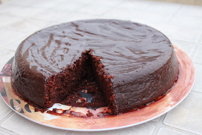 Gâteau au chocolat nappé et moelleux.