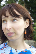 Les boucles d'oreilles gouttes oranges portées par Virginie, blogueuse de Comme une plume.