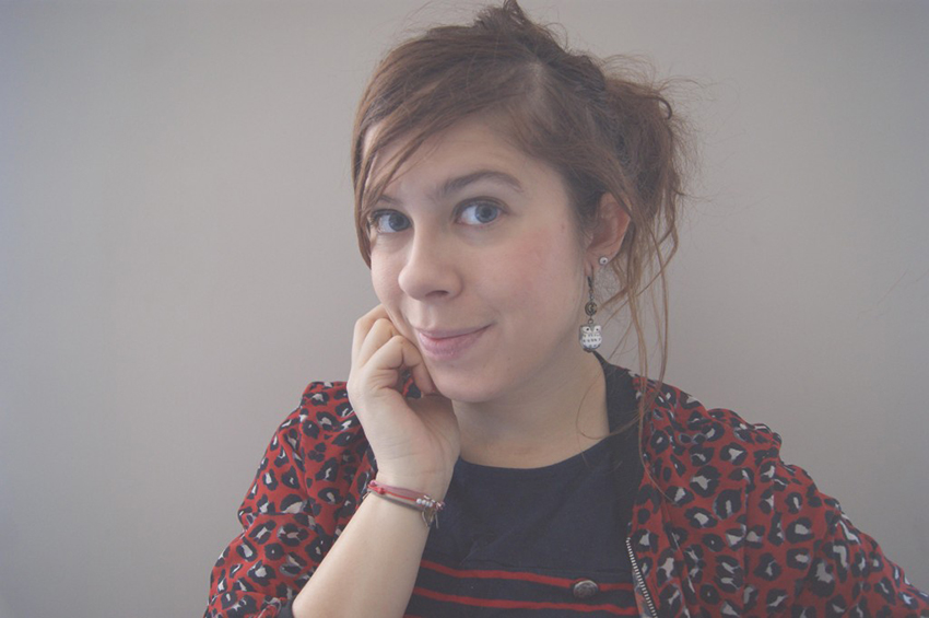 Les boucles d'oreilles hiboux portées par Amélie, blogueuse du So girly blog.