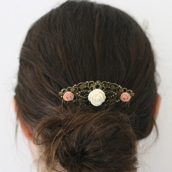 Accessoire coiffure chignon mariage peigne bronze fleurs roses crème par Divine et Féminine.
