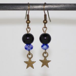 Boucles d'oreilles étoiles bronze perles couleur nuit par Divine et Féminine.