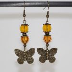 Boucles d'oreille papillon bronze vintage et perles en cristal jaune orangé par Divine et Féminine.