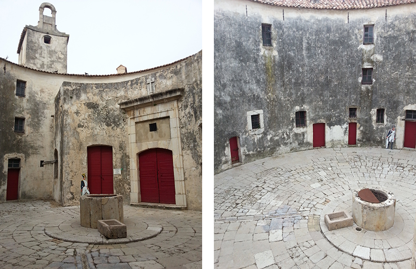 Visite intérieur du fort carré d'Antibes, cour circulaire et citerne centrale.