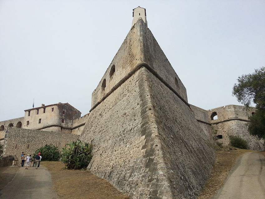 Le fort carré d'Antibes vu du pied d'un bastion.