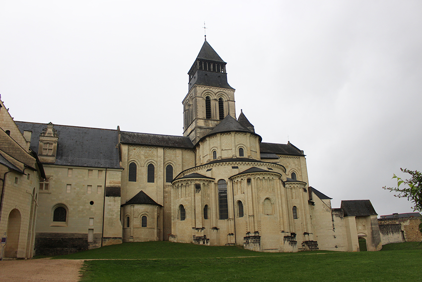 Vue arrière de l'Abbaye royale de Fontevraud.