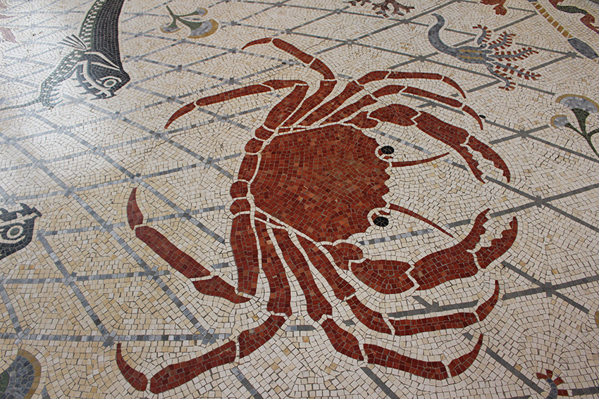 Crabe en mosaïque sur le sol du musée océanographique de Monaco.
