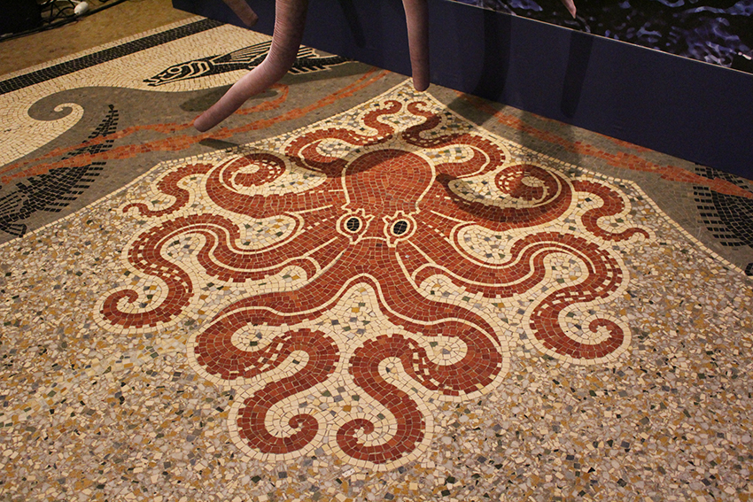 Pieuvre en mosaïque sur le sol du musée océanographique de Monaco.