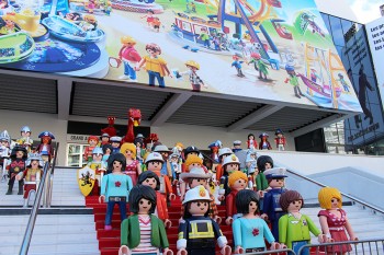 Playmobils géants devant le Palais des Fesival pour le Festival International des Jeux, à Cannes.