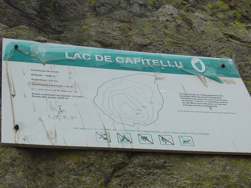 Panneau d'informations sur le lac du capitellu, en Corse.