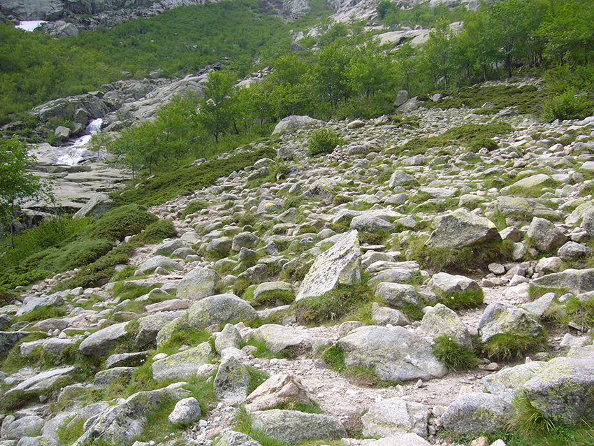 Randonnée difficile en Corse, beaucoup de cailloux dans la vallée de la Restonica.