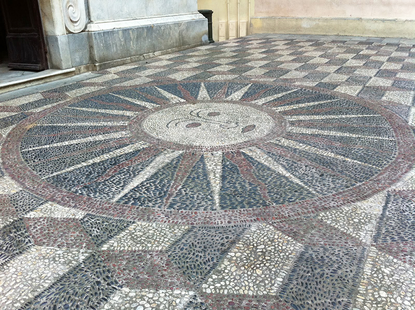 Soleil en mosaïques sur le sol devant l'oratoire de l'immaculée conception à Bastia.
