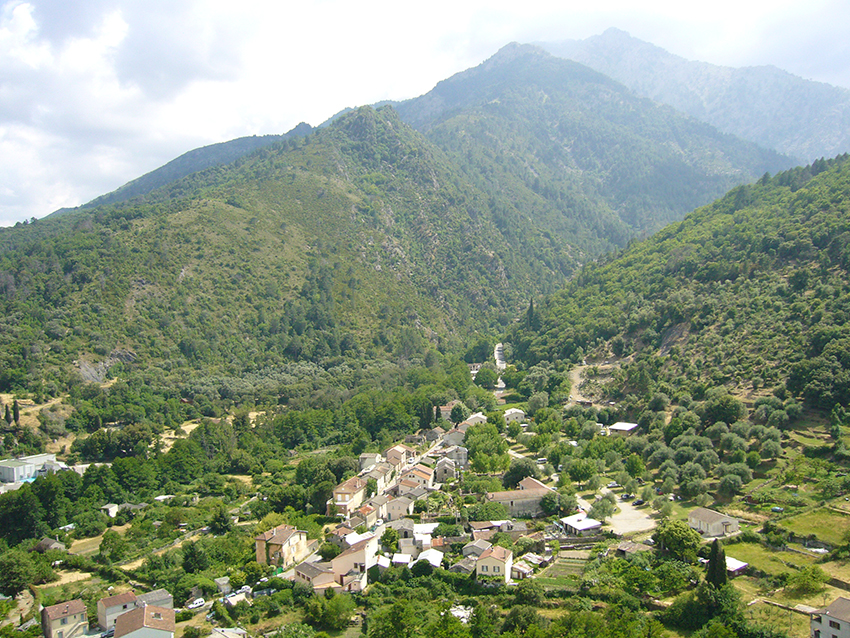 Vue sur la vallée de la Restonica, depuis la citadelle de Corte, en Corse.