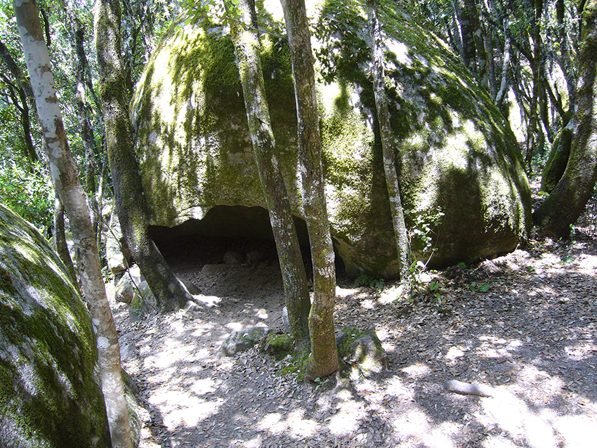 Abri sous roche du site de Cucuruzzu, en Corse.