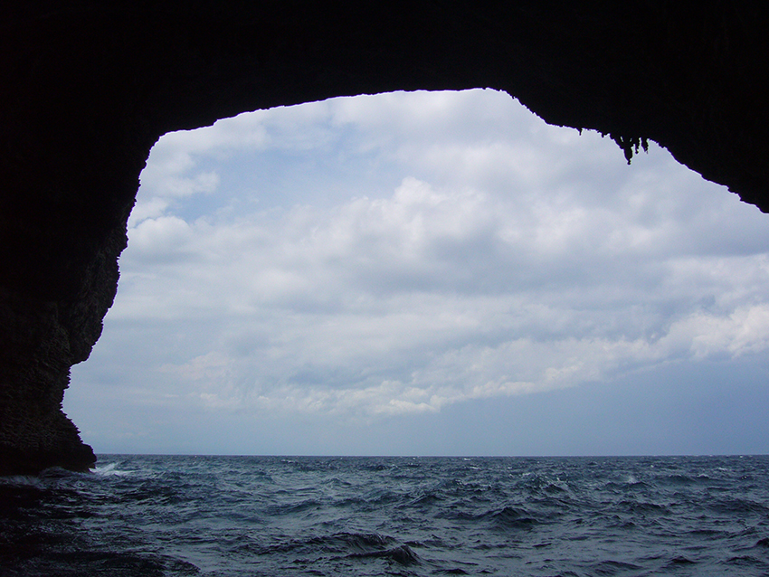 Intérieur de la grotte du sdragonato, dans les falaises de Bonifacio.