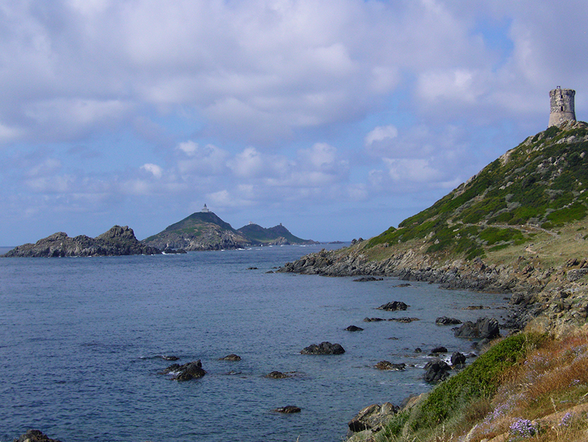 Randonnée depuis la pointe de la Parata vers Capo di Feno, en Corse, avec vue sur les iles sanguinaires.