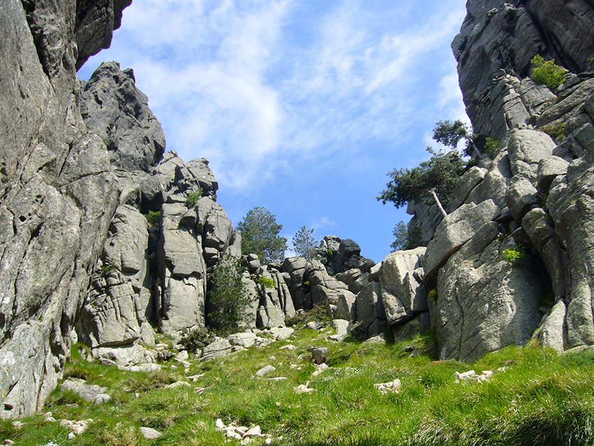 Randonnée nature en Corse, dans les aiguilles de Bavella.