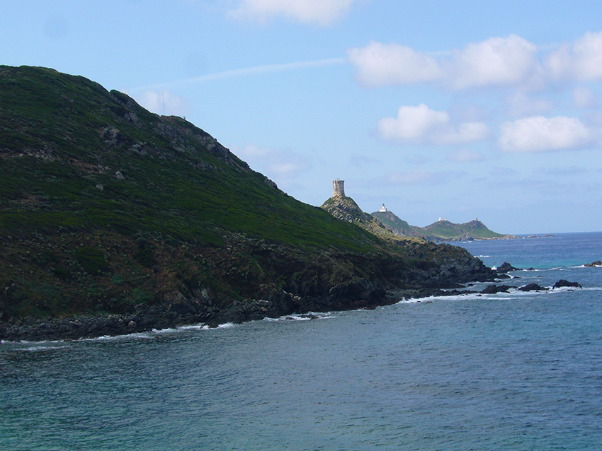 Randonnée depuis la pointe de la Parata vers Capo di Feno, en Corse, avec vue sur les iles sanguinaires.