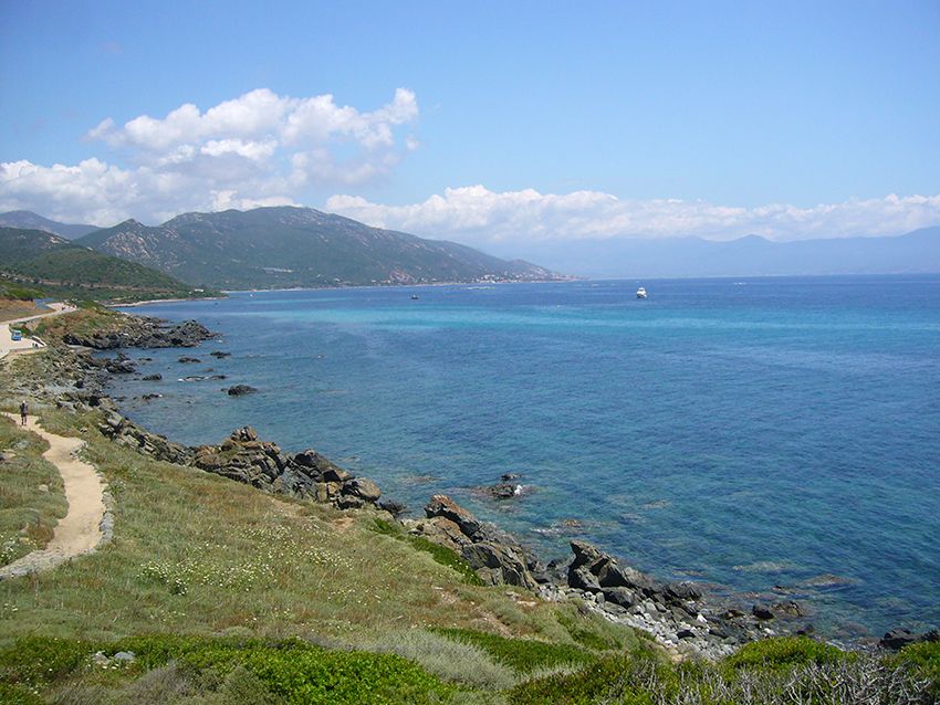 Randonnée depuis la pointe de la Parata vers Capo di Feno, en Corse.