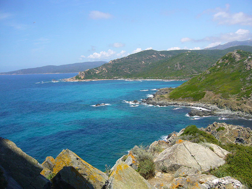 Randonnée nature depuis la pointe de la Parata vers Capo di Feno, en Corse