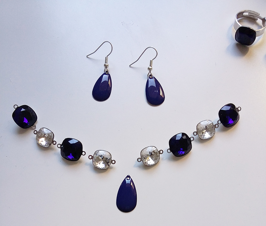 Collier et boucles d'oreilles cristal et émail bleu nuit créés sur mesure par Divine et Féminine.